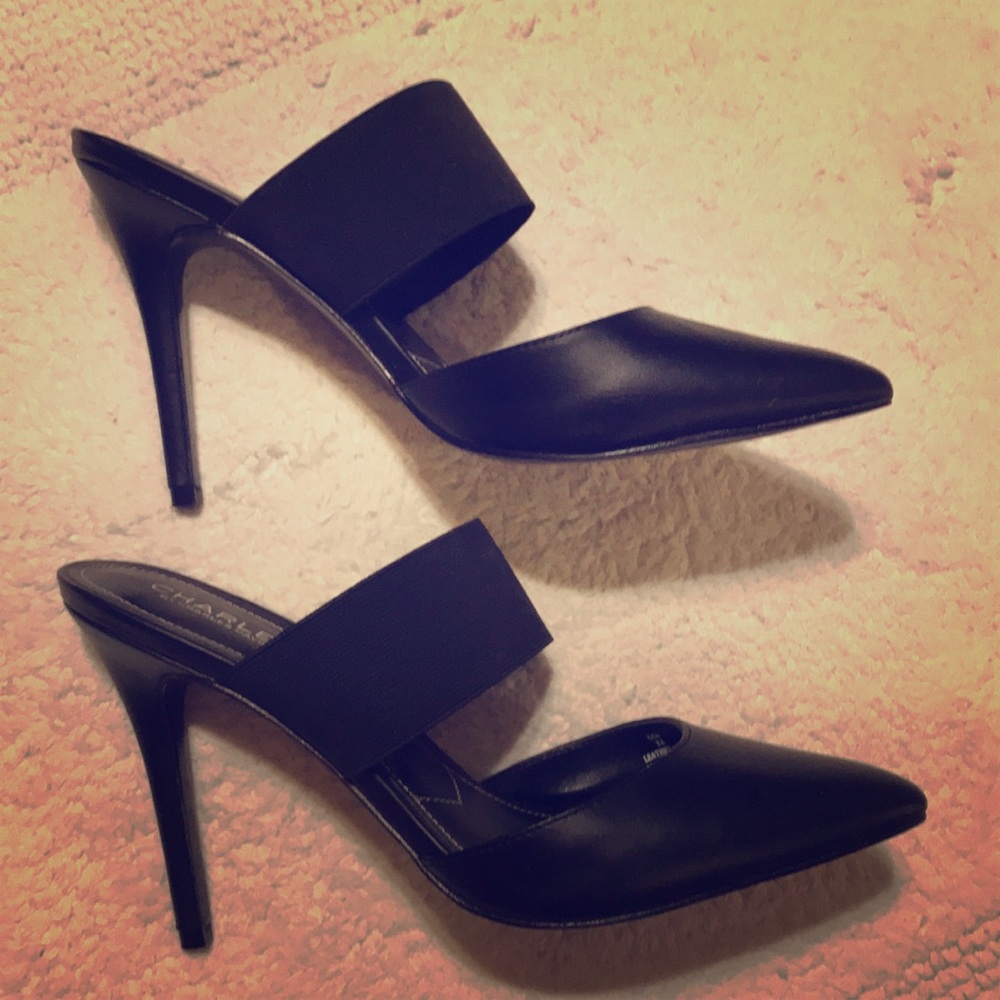 Black pumps